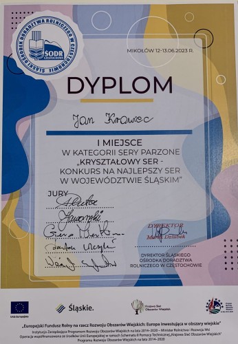 Dyplom potwierdzający zdobycie pierwszego miejsca przez ser Smażkóz w konkursie „Kryształowy ser” 2023 w kategorii sery parzone