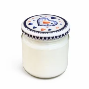 Jogurt kozi naturalny 160 ml Yagi – słoiczek z jogurtem kozim ustawiony na drewnianym tle, naturalny produkt bez dodatków, na białym tle