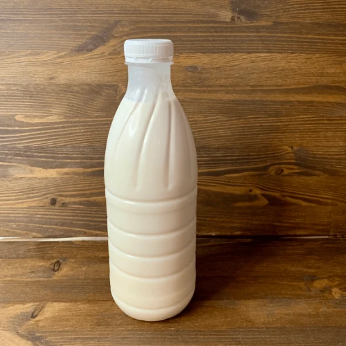 mleko-kozie-swieze-niepasteryzowane-1l-yagi-plastikowa-butelka-rustykalne