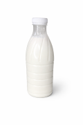 mleko kozie 1 l  z Yagi  świeże niepasteryzowane plastikowa butelka białe tło