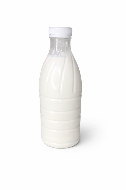 mleko kozie 1 l  z Yagi  świeże niepasteryzowane plastikowa butelka białe tło