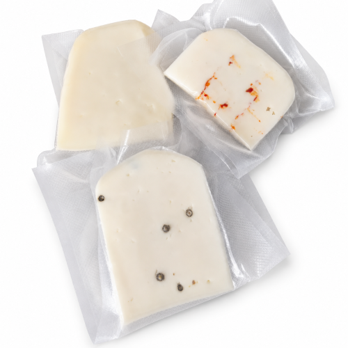 Zestaw serów kozich Hela 3 × 150 g – naturalny, chili i zielony marynowany pieprz na białym tle