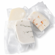 Zestaw serów kozich Hela 3 × 150 g na białym tle – Gospodarstwo Yagi