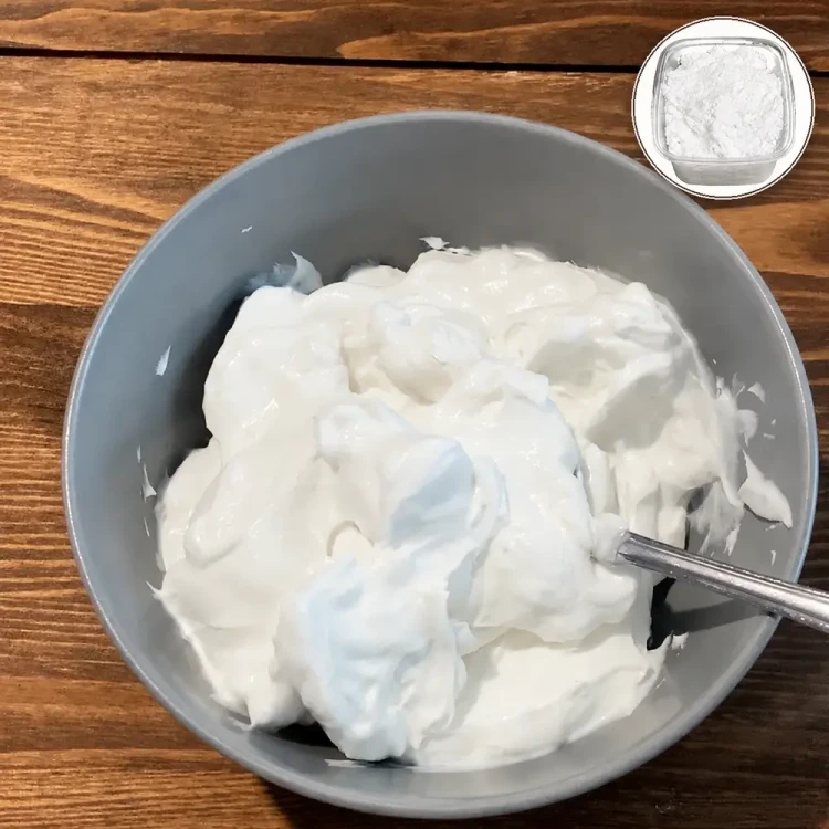 Kozi serek jogurtowy à la labneh z Gospodarstwa Yagi w misce, z widoczną kremową konsystencją oraz opakowaniem produktu