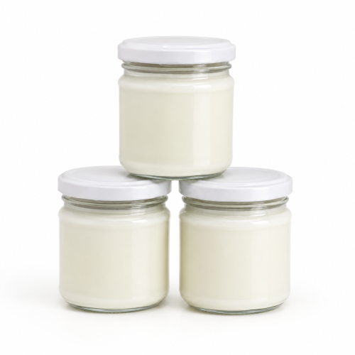 Zestaw 3 naturalnych jogurtów kozich 160 ml w szklanych słoiczkach na białym tle. Jogurty z mleka koziego z Gospodarstwa Yagi.