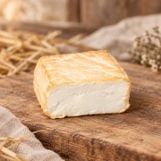 Fromage kozi wędzony 250 g w rustykalnej aranżacji – delikatny kremowy ser kozi o lekko wędzonym aromacie