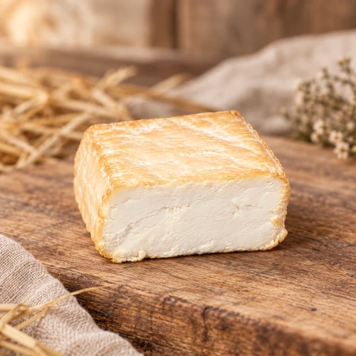 Fromage kozi wędzony 250 g w rustykalnej aranżacji – delikatny kremowy ser kozi o lekko wędzonym aromacie