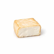Fromage kozi wędzony 250 g na białym tle – kremowy ser z mleka koziego z jasną, równomiernie uwędzoną skórką