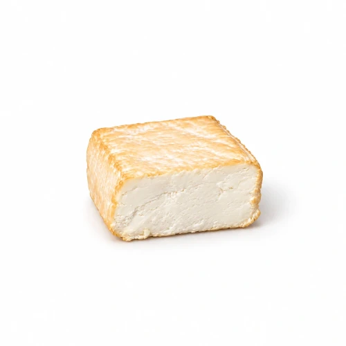 Fromage kozi wędzony 250 g na białym tle – kremowy ser z mleka koziego z jasną, równomiernie uwędzoną skórką